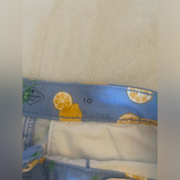 St. John’s Bay Women’s Mid Rise Short Size 10 5” Inseam Blue Lemons. New w tag - Picture 5 of 8